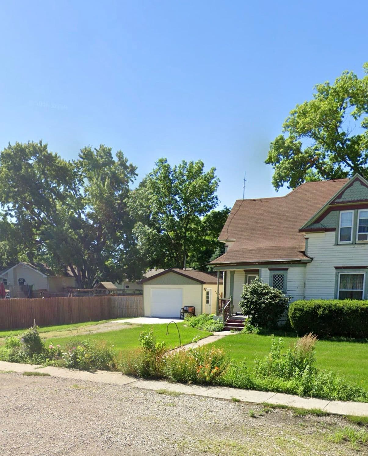 Front Yard Cleanup and Fresh Start in Battle Creek NE image